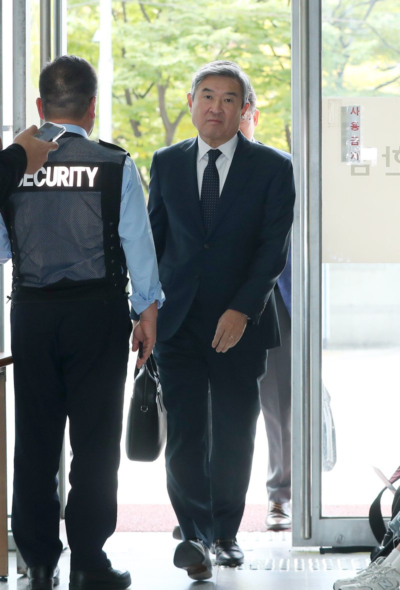 [서울=뉴시스] 김혜진 기자 = 조태용 전 국가안보실장이 24일 오전 서울 서초구 순직해병 특별검사팀(특별검사 이명현)에 피의자 조사를 받기 위해 출석하고 있다 2025.10.24 jini@newsis.com