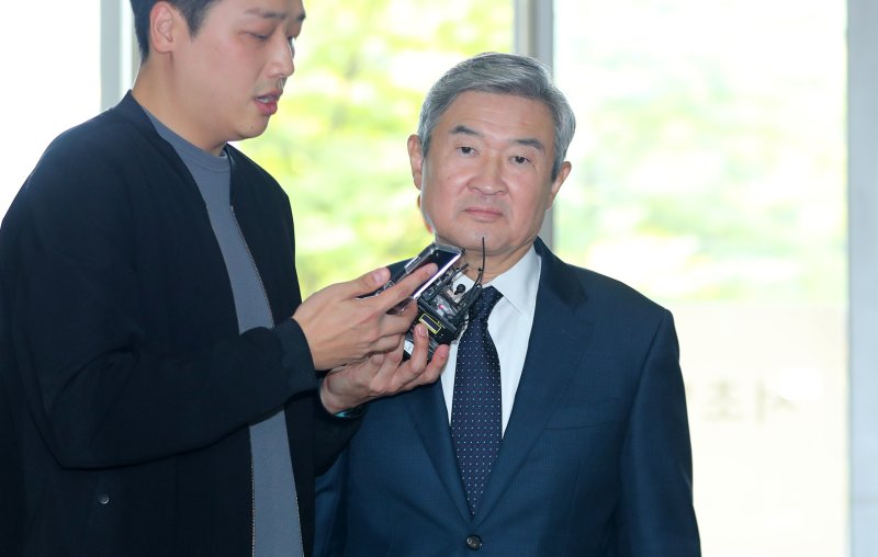 [서울=뉴시스] 김혜진 기자 = 조태용 전 국가안보실장이 24일 오전 서울 서초구 순직해병 특별검사팀(특별검사 이명현)에 피의자 조사를 받기 위해 출석하고 있다 2025.10.24 jini@newsis.com