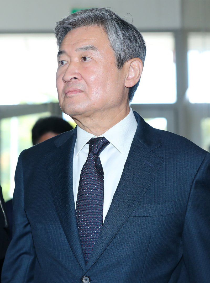 [서울=뉴시스] 김혜진 기자 = 조태용 전 국가안보실장이 24일 오전 서울 서초구 순직해병 특별검사팀(특별검사 이명현)에 피의자 조사를 받기 위해 출석하고 있다 2025.10.24 jini@newsis.com