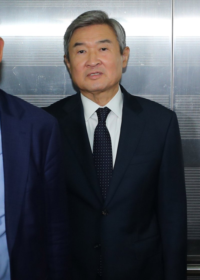 [서울=뉴시스] 김혜진 기자 = 조태용 전 국가안보실장이 24일 오전 서울 서초구 순직해병 특별검사팀(특별검사 이명현)에 피의자 조사를 받기 위해 출석하고 있다 2025.10.24 jini@newsis.com