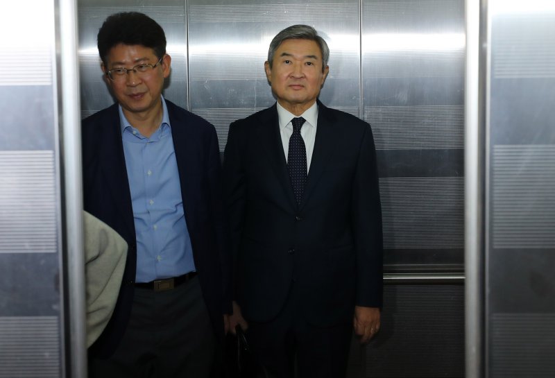 [서울=뉴시스] 김혜진 기자 = 조태용 전 국가안보실장이 24일 오전 서울 서초구 순직해병 특별검사팀(특별검사 이명현)에 피의자 조사를 받기 위해 출석하고 있다 2025.10.24 jini@newsis.com