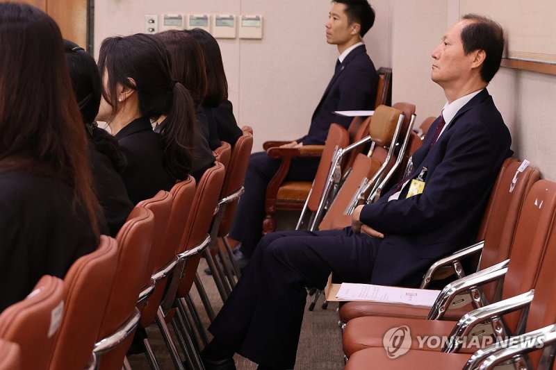 국감 증인선서 거부한 이완규 전 법제처장 (출처=연합뉴스)