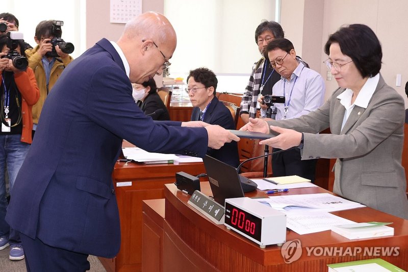 선서문 제출하는 조원철 법제처장 (출처=연합뉴스)