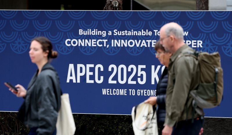다음 주 경주 아시아태평양경제협력체(APEC) 정상회의를 계기로 주요국 정상이 잇따라 회담하며 치열한 외교전을 펼칠 것으로 보인다. 정상회의를 일주일 앞둔 24일 경북 경주역 인근에 APEC의 성공적 개최를 기원하는 현수막이 설치돼 있다. /사진=뉴시스