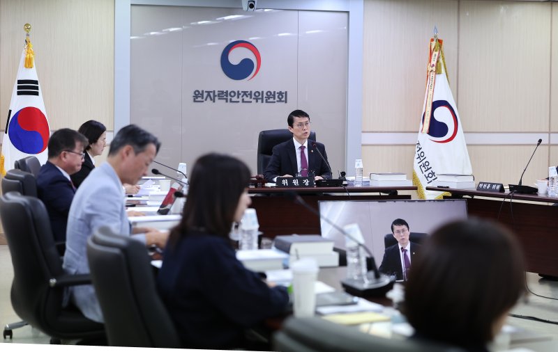 최원호 원자력안전위원회 위원장이 23일 오전 서울 중구 원자력안전위원회(원안위)에서 열린 제223회 전체회의를 주재하고 있다. 2025.10.23/뉴스1 ⓒ News1 이호윤 기자