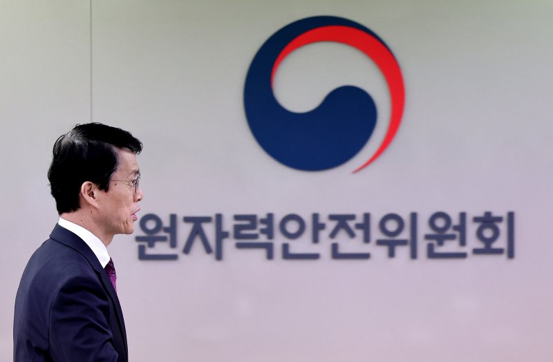 최원호 원자력안전위원회 위원장이 23일 오전 서울 중구 원자력안전위원회(원안위)에서 열린 제223회 전체회의에 참석 하고 있다. 2025.10.23/뉴스1 ⓒ News1 이호윤 기자