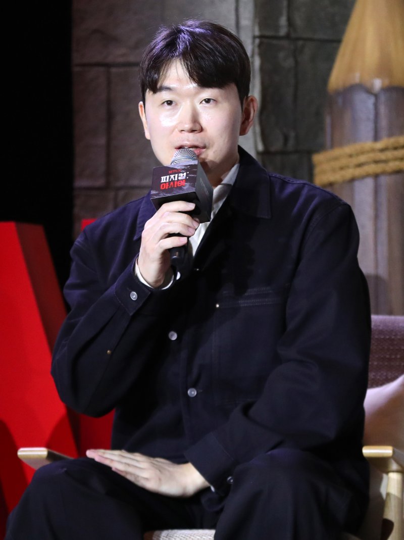 장호기 감독이 24일 오후 서울 강남구 웨스틴 서울 파르나스에서 열린 넷플릭스 예능 프로그램 ‘피지컬: 아시아’ 제작발표회에서 인사말을 하고 있다. 뉴시스화상