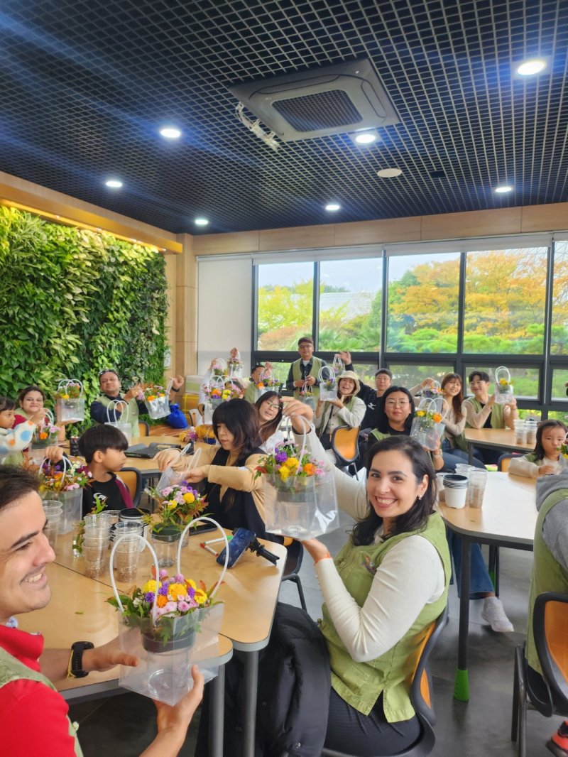 [거제=뉴시스] 신정철 기자= 거제시는 오는 11월 1일부터 9일까지 열리는 ‘제19회 거제섬꽃축제’ 기간 동안 외국인과 다문화가정을 포함한 글로벌 관람객을 위한 다양한 교류 프로그램을 운영한다고 24일 밝혔다.사진은 지난해 행사 모습.(사진=거제시 제공).2025.10.24. photo@newsis.com *재판매 및 DB 금지