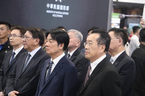 2025 대만 국방산업전시회의 구리슝 국방부장. 라이칭더 대만 총통(앞줄 우측부터) (출처=연합뉴스)