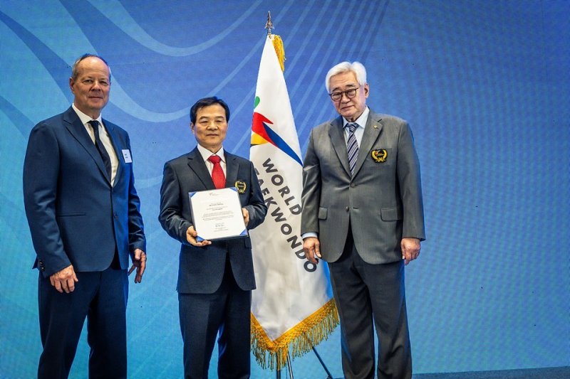 8년 만에 부활한 WT 부총재가 된 양진방 회장(가운데)는 조정원 총재(오른쪽)의 마지막 임기를 잘 보좌하겠다는 뜻을 밝혔다. (WT 제공)