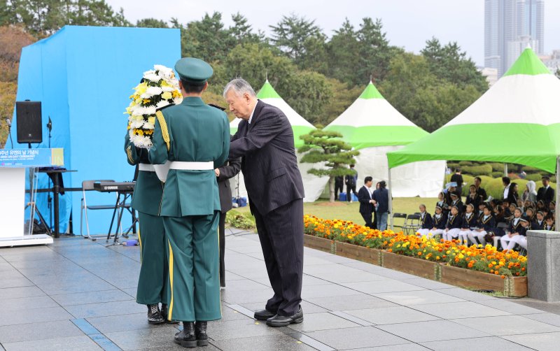[서울=뉴시스] 이중근 대한노인회 회장(부영그룹 회장)이 24일 부산 UN기념공원에서 '제80주년 유엔의 날 기념식'에서 헌화하고 있다. (사진=부영그룹 제공) 2025.10.24. photo@newsis.com *재판매 및 DB 금지