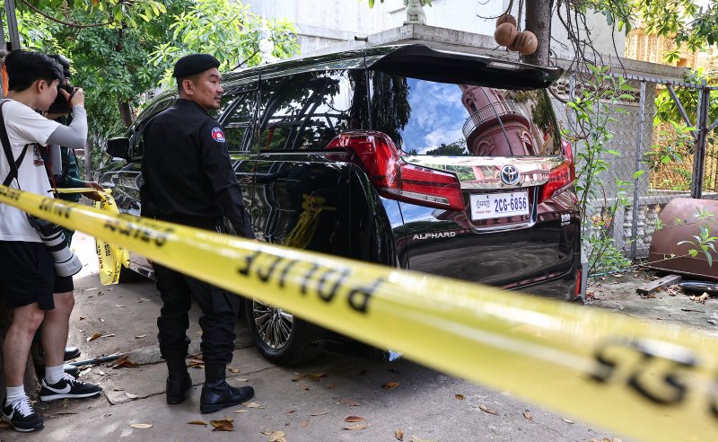 국립과학수사연구원 부검의, 담당 수사관 등이 탑승한 차량이 20일(현지시간) 캄보디아 프놈펜 턱틀라사원에서 지난 8월 보코산 지역의 온라인스캠범죄단지에 감금돼 고문 끝에 숨진 대학생 박모씨의 시신을 부검하기 위해 안치실로 들어서고 있다. 2025.10.20/뉴스1 ⓒ News1 김도우 기자