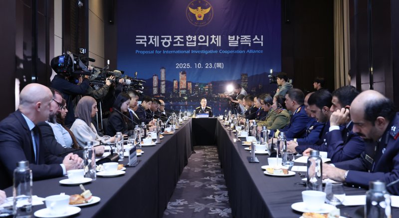 23일 오후 서울 여의도 콘래드 호텔에서 열린 국제공조협의체 발족식에서 유재성 경찰청장 직무대행과 인터폴, 아세아나폴 등 경찰 관계자들이 회의를 하고 있다. 이날 발족된 국제공조협의체는 대한민국과 인터폴, 캄보디아, 라오스, 싱가포르, 태국, 필리핀, UAE, 미국(FBI, HSI), 카타르가 참여했다. 한국 경찰이 주도하는 협의체는 전 세계적으로 확산된 사이버사기·전화사기·가상자산 범죄 등 신종 범죄에 대한 대응 공조체계를 구축하는 것이 목표다. 2025.10.23/뉴스1 ⓒ News1 장수영 기자