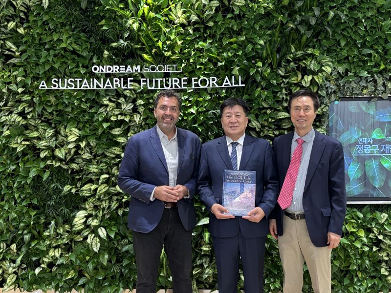 김성한 iM라이프 경영고문(가운데), 아이만 타라비쉬 미국 조지워싱턴대 교수(왼쪽)와 김기찬 인도네시아 President University 국제 총장이 기념사진을 촬영하고 있다. iM라이프 제공