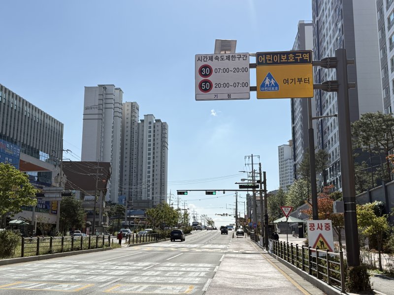'어린이보호구역 시간제속도제한'이 시행되는 전주 반월초 일대.(전북경찰 제공. 재판매 및 DB금지)
