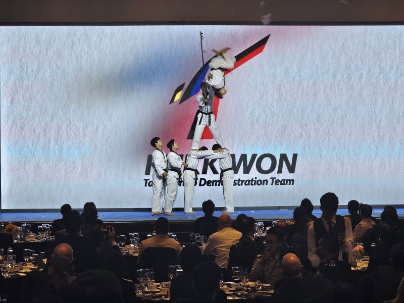 국기원 태권도시범단이 '제5회 국제경찰청장회의'에서 시범공연을 펼쳤다. (국기원 제공)