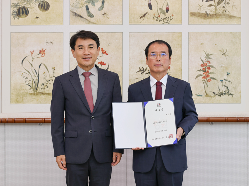 김진태 강원도지사가 지난 23일 도청 통상상담실에서 최선식 특보에게 위촉장을 수여했다. 강원자치도 제공