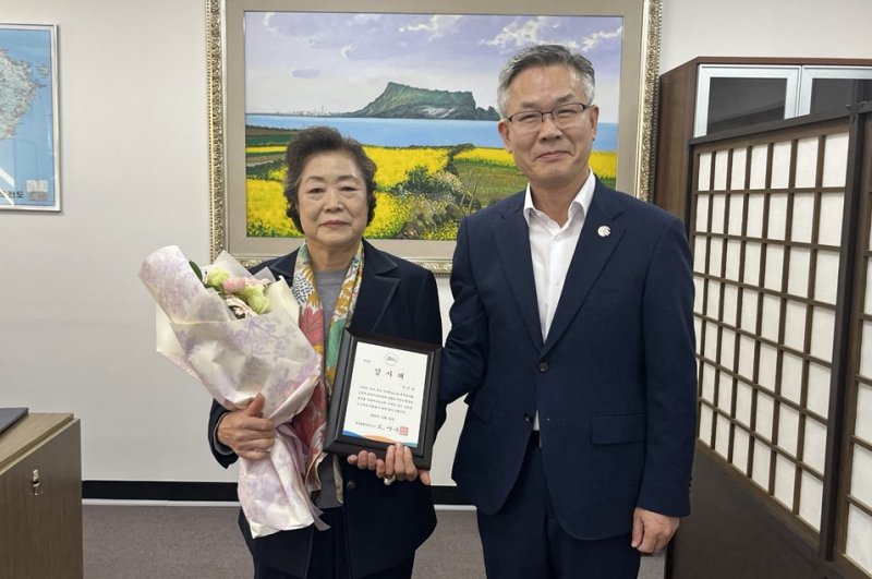제주 곶자왈 토지 기증한 이신숙씨(왼쪽. 오른쪽은 진명기 제주도 행정부지사) (출처=연합뉴스)