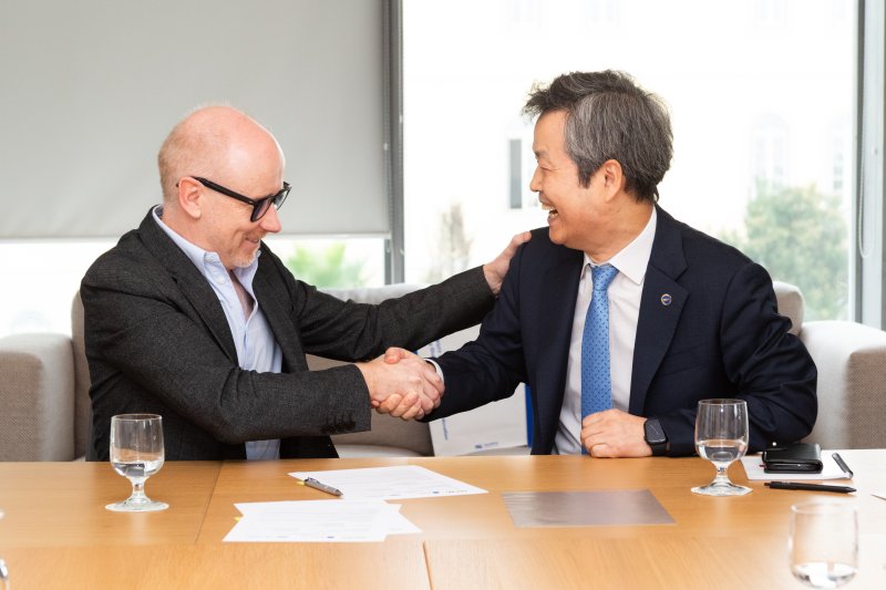 [서울=뉴시스] 파울루 페레이라(Paulo Pereira) 노바리스본대 총장(왼쪽)과 원용걸 서울시립대 총장이 대화를 나누고 있다. (사진=서울시립대 제공) 2025.10.24. photo@newsis.com *재판매 및 DB 금지