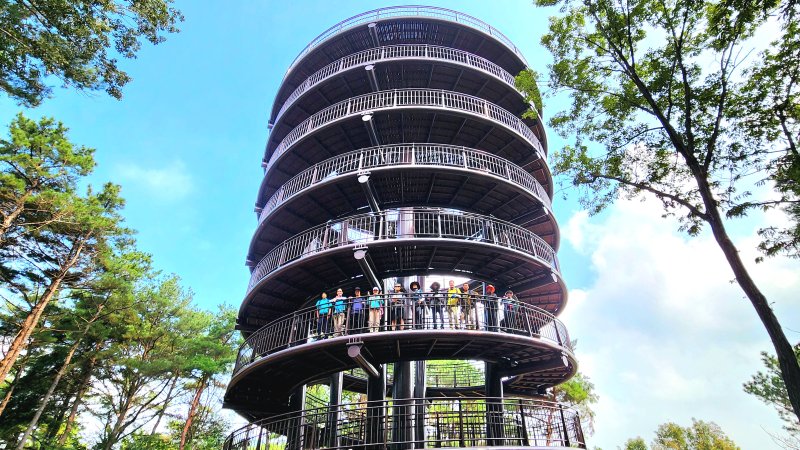 [안성=뉴시스] 금광호수 하늘전망대 전경(사진=안성시 제공) 2025.10.24.photo@newsis.com