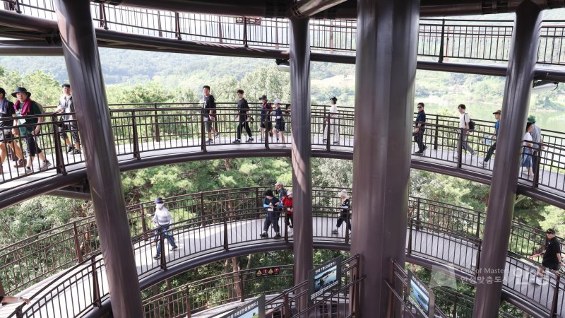 [안성=뉴시스] 금광호수 하늘전망대 내부 모습 (사진=안성시 제공)2025.10.24.photo@newsis.com