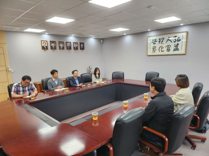 지난 23일 울산과학대 본관에서 울산과학대 청소노동자 천막농성 관련 첫 공식 노사 상견례가 진행되고 있다. 이 자리에는 고용노동부 노사관계안정지원단 정윤지 노무사가 참석했다. 김태선 의원실 제공