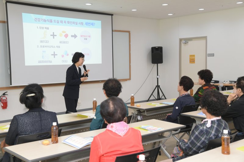 [서울=뉴시스] 식품의약품안전처 오유경 처장은 24일 세종시 조치원읍 신흥사랑주택실버복지관을 방문해 2025년도 67차 '찾아가는 식의약 안전교실' 일일강사로 식의약 안전교육을 진행했다. (사진=식약처 제공) 2025.10.24. photo@newsis.com *재판매 및 DB 금지