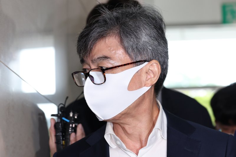 [서울=뉴시스] 조성우 기자 = 이종호 전 블랙펄인베스트먼트 대표가 지난 12일 오전 서울 서초구 순직 해병 특별검사팀 사무실에서 참고인 조사를 받기 위해 출석하고 있다. 2025.10.12. xconfind@newsis.com