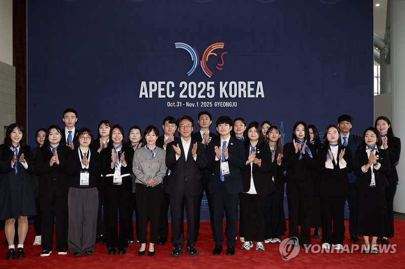 김민석 국무총리, APEC 정상회의 의전관 격려 (출처=연합뉴스)