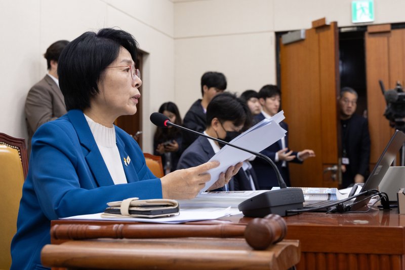 과학기술정보방송통신위원회 국정감사에서 발언하는 최민희 과방위원장. 2025.10.23/뉴스1 ⓒ News1 이승배 기자