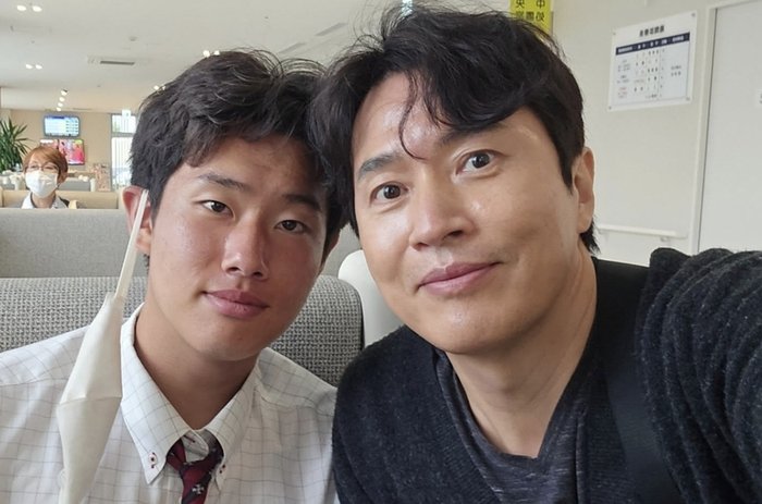 [서울=뉴시스] 가수 김정민(오른쪽)과 둘째 아들 김도윤. (사진=김정민 인스타그램 캡처) 2025.10.24. photo@newsis.com *재판매 및 DB 금지