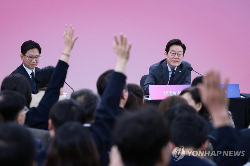 참석자 질문 받는 이재명 대통령 (출처=연합뉴스)