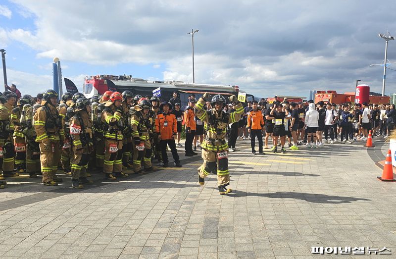 24일 오전 부산 해운대구 LCT 랜드마크동에서 열린 ‘제4회 전국소방공무원 해운대 LCT 계단오르기 대회’ 현장. 한 참가자가 출발하면서 두 팔을 들며 파이팅을 외치고 있다. 사진=변옥환 기자