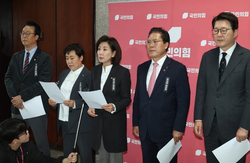 [서울=뉴시스] 고승민 기자 = 나경원 등 국민의힘 법제사법위원회 위원들이 24일 서울 여의도 국회에서 법제처장 관련 기자회견을 하고 있다. 2025.10.24. kkssmm99@newsis.com