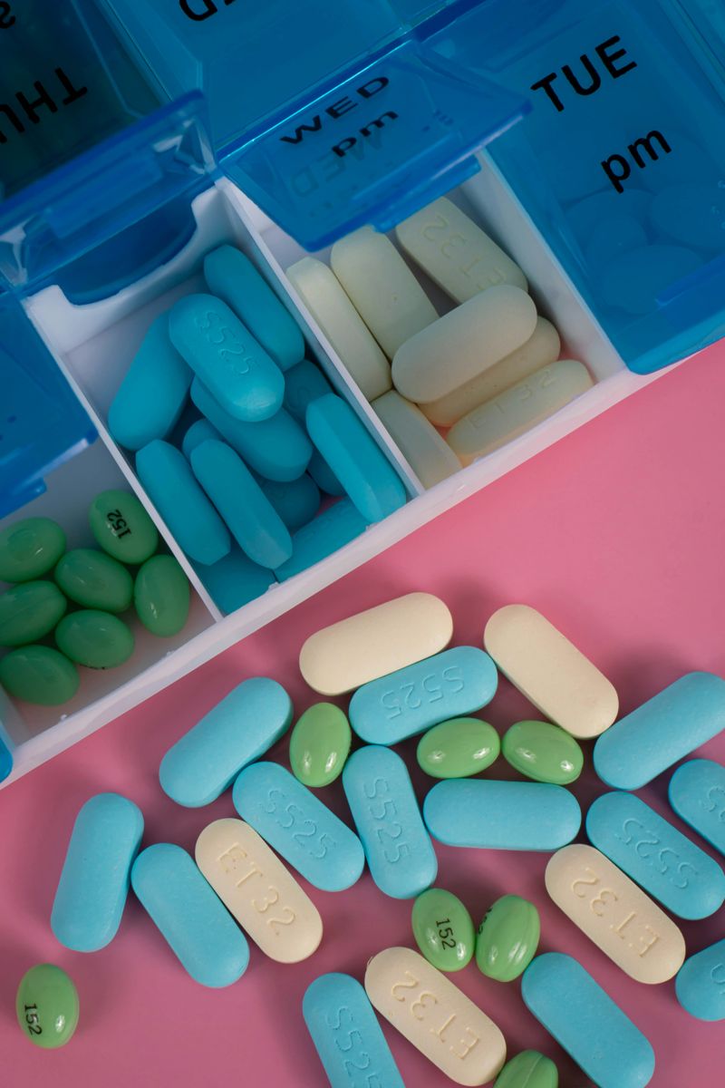 탈모가 진행되고 있거나 탈모에 대한 걱정이 있다면 탈모 영양제를 찾아보기 마련이다. 같은 탈모라도 남성형 탈모, 여성형 탈모 등 증상에 필요한 영양 성분이 다르고, 필요한 영양 성분이라 할지라도 과다 복용 시 위장 장애와 탈모 유발 등의 역효과를 내기도 한다. 영양제를 복용하기 전에는 의사와 상담 후 복용하는 것이 좋다. 또한 영양제는 탈모 치료의 보조적인 수단으로 병원 치료를 충실히 하며 병행하는 것이 좋다. 사진: 언스플래쉬