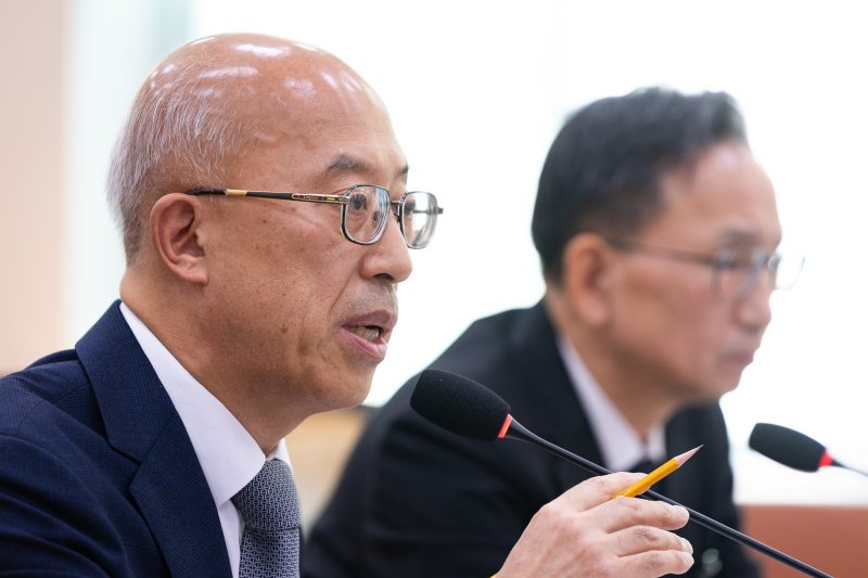 조원철 법제처장이 24일 서울 여의도 국회에서 열린 법제사법위원회의 법제처에 대한 국정감사에서 의원 질의에 답하고 있다. 2025.10.24/뉴스1 ⓒ News1 유승관 기자