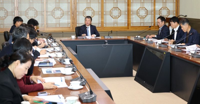 [포항=뉴시스] 송종욱 기자 = 포항시는 '제32차 아시아태평양경제협력체(APEC) 정상회의'의 성공적인 개최를 지원하기 위해 24일 'APEC 성공 개최 추진 상황 점검 회의'를 열었다. (사진=포항시 제공) 2025.10.24. photo@newsis.com