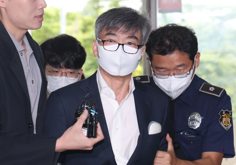 이종호 전 블랙펄인베스트 대표가 12일 오전 참고인 신분으로 조사를 받기 위해 서울 서초구 이명현 순직해병 특별검사팀 사무실에 출석하고 있다. 2025.10.12/뉴스1 ⓒ News1 이광호 기자