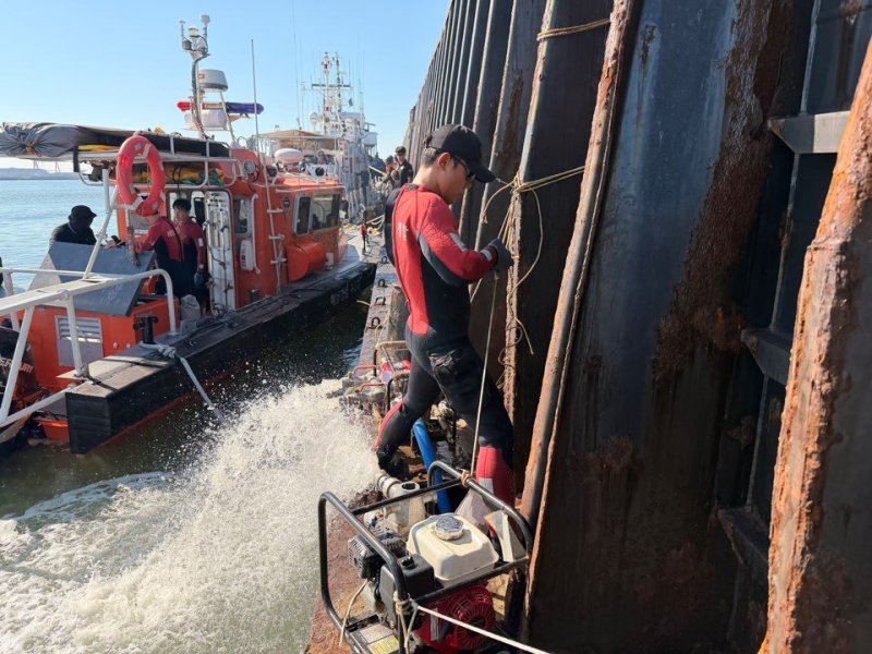24일 오후 12시 23분께 전북 군산시 군산항 6부두 인근에서 3023톤급 화물 운반선이 침수돼 군산해경이 배수작업을 실시하고 있다.(군산해경 제공. 재판매 및 DB 금지)