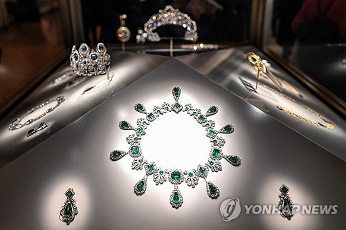 도난당한 마리 루이즈 황후의 에메랄드·다이아몬드 목걸이와 귀걸이 (출처=연합뉴스)