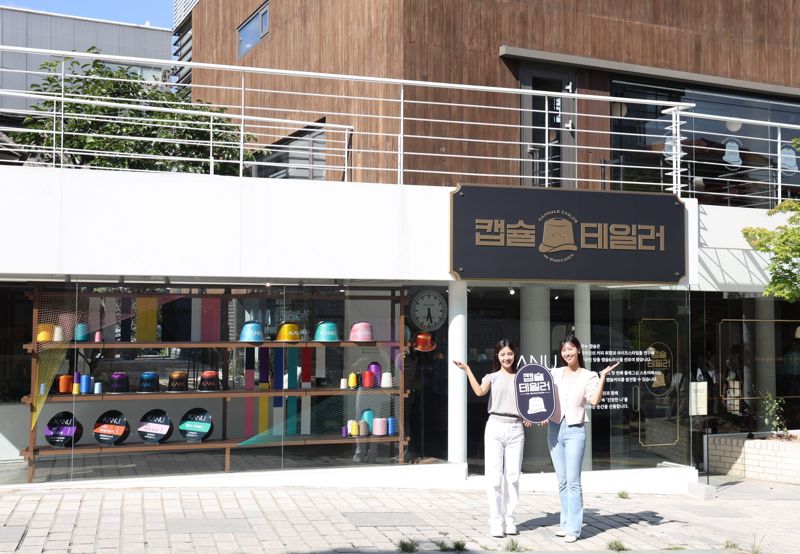 동서식품 모델들이 서울 종로구 북촌에 문을 연 '카누 캡슐 테일러 in 북촌'을 소개하고 있다. 동서식품 제공