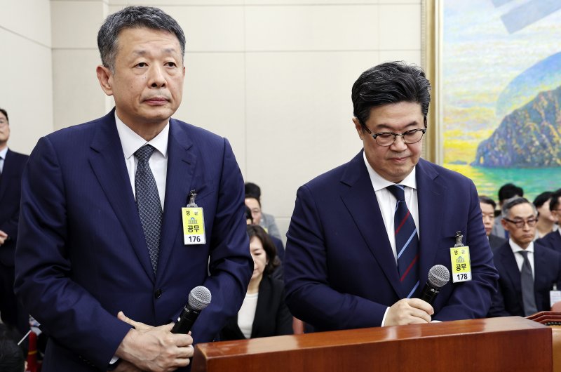 김광일 홈플러스 대표이사(왼쪽)와 김병주 MBK파트너스 회장이 4일 오후 서울 여의도 국회에서 열린 정무위원회 국정감사에 증인으로 출석해 의원들의 질의를 듣고 있다. 2025.10.14/뉴스1 ⓒ News1 구윤성 기자