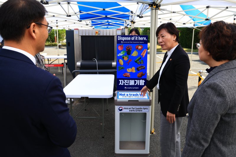 [부산=뉴시스] 송미령 농림축산식품부 장관이 24일 오후 김해공항을 찾아 동식물 검역 절차를 점검하고 있다. (사진 = 농식품부 제공) 2025.10.24. *재판매 및 DB 금지