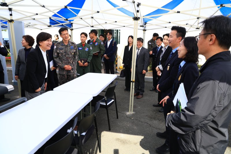 [부산=뉴시스] 송미령 농림축산식품부 장관이 24일 오후 김해공항을 찾아 동식물 검역 절차를 점검하고 있다. (사진 = 농식품부 제공) 2025.10.24. *재판매 및 DB 금지