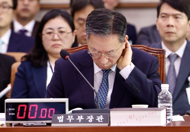 정성호 법무부 장관이 지난 14일 오전 서울 여의도 국회 법제사법위원회에서 열린 법무부 등에 대한 국정감사에서 목을 만지고 있다. 뉴시스