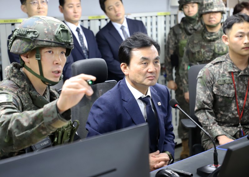 [서울=뉴시스] 조성우 기자 = 안규백 국방부 장관이 15일 22사단 GOP대대의 중대 관측소를 방문해 경계작전체계를 점검하고 있다. (사진=국방부 제공) 2025.10.15. photo@newsis.com *재판매 및 DB 금지