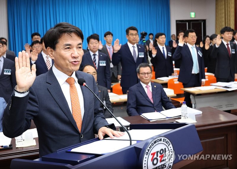 국감 증인 선서하는 김진태 강원지사 (출처=연합뉴스)