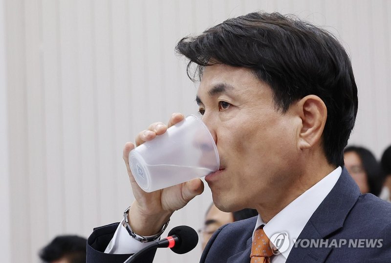 물 마시는 김진태 강원지사 (출처=연합뉴스)