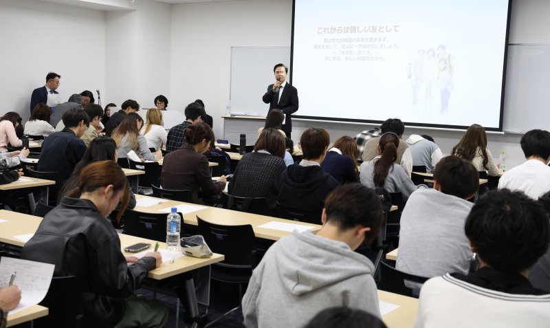 [홍성=뉴시스] 김태흠 충남지사가 일본 오사카 야마토대학에서 정치경제학부 1학년 학생들을 대상으로 특강을 하고 있다. *재판매 및 DB 금지