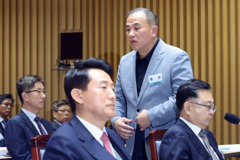 '정치 브로커' 명태균씨가 23일 오후 서울 중구 서울시청에서 열린 국회 행정안전위원회 서울시청 국정감사에서 의원질의를 마치고 오세훈 서울시장 뒤로 이동하고 있다. 2025.10.23/뉴스1 ⓒ News1 황기선 기자